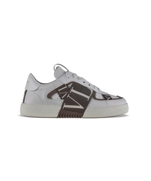 Valentino VL7N Sneakers aus weißem und beigem Leder.Bänder mit VLTN-Logo in beige und weiß.Verschluss mit Schnürsenkeln.Fersenkappe aus weißem Leder mit Valentino-Logo.Zunge mit Valentino-Logo gekennzeichnet.Sohle aus Gummi.100% Kalbsleder.Made in Italy.
