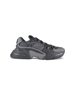Airmaster Dolce&Gabbana grijze sneakers.Jukontwerp. Nylon met details van kalfsleer en suède.Grijze lederen zool met in reliëf ‘DG’-logo.Grijze vetersluiting.Tong met logopatch.Dikke rubberen zool.DG-logo in reliëf op de achterkant van de zool.Gemaakt in Italië.