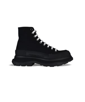 Alexander McQueen Tread Slick hoge sneakers.Zwart canvas.Ronde neus met rubberen inzet.Logo op hiel en tong.Witte platte vetersluiting.Oversized zwarte rubberen buitenzool met handtekening.Gemaakt in Italië.