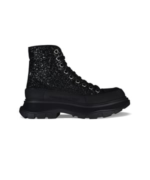 Sneakers altas Alexander McQueen Tread Slick.Lona negra con efecto de brillo.Puntera redonda con inserción de goma.Logotipo en el talón y la lengüeta.Cierre de cordón plano negro.Suela de goma negra sobredimensionada con la firma.Made in Italy.