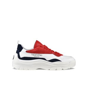 Valentino Gumboy sneakers van wit leer.Rode en marineblauwe suède inzetstukken.Rood leren tong met logo.Rode veters.Bedrukt logo op de zijkant.Ultralichte rubberen zool met logo.Gemaakt in Italië.