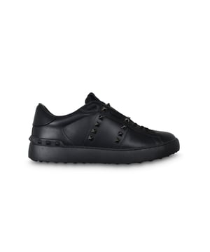 Sneakers Valentino Rockstud 11 Untitled de piel negra.Uñas decorativas en acabado platino.Suela de goma con tahuelas de goma decorativas en la parte trasera.Made in Italy.
