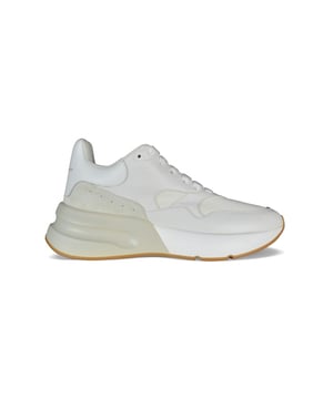Sneakers Alexander McQueen Oversize Runner.Cuero blanco.Inserción de gamuza beige.Logotipo en el talón y la lengüeta.Parte superior de malla blanca.Cierre de cordón plano blanco.Suela de goma sobredimensionada blanca y beige.Punta redonda.Made in Italy.