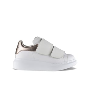 Sneakers Alexander McQueen Oversize.De cuero blanco liso.Contrafuerte de piel en tono oro rosa.Logotipo en la lengüeta y el contrafuerte.Cierre de velcro.Suela blanca oversize.Made in Italy.
