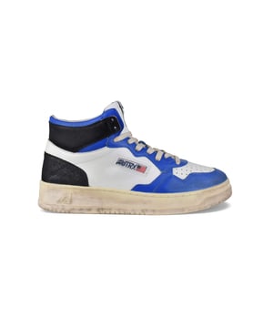 Sneakers Super Vintage Mid Autry en cuero blanco, azul y negro.Parche con logotipo en el exterior. Contrafuerte de cuero negro.Lengüeta con parche del logotipo.Suela de goma efecto vintage.  Cierre con cordones. Puntera redonda perforada.Efecto amarillento y desgastado.100% cuero.