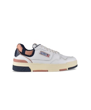 Sneakers CLC Autry de caña baja en piel blanca y marrón.Detalles en ante azul marino.Parche con logotipo en el exterior. Contrafuerte azul oscuro con logotipo en relieve.Lengüeta con parche del logotipo.Suela distintiva de efecto amarillento con diferentes partes de caucho azul marino y marrón.Logotipo de la marca en la suela.  Cierre de cordones. Puntera redonda perforada.