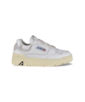 Sneakers bajas CLC Autry de piel y ante blanco.Parche del logotipo en el exterior. Contrafuerte con logotipo en relieve.Lengüeta con parche del logotipo.Suela de caucho con efecto amarilleado.Logotipo negro en la suela.  Cierre de cordones. Puntera redonda perforada.