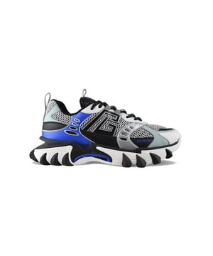 Balmain B-East PB sneakers in grijs, zwart, groen en blauw leer en mesh.Logo aan de buitenkant van de schoen.Zwarte vetersluiting.Blauw Balmain-logo op de tong.Zilveren tong aan de achterkant. Dikke witte en zwarte rubberen zool.Blauwe kleurdetails op de zool.Gemaakt in Italië.