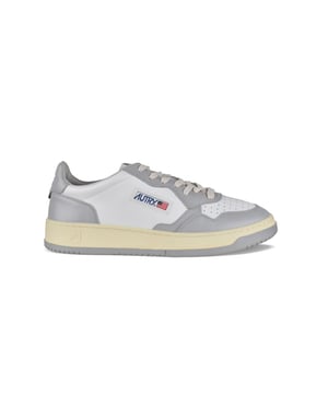 Sneakers bajas Autry de piel blanca y gris.Parche del logotipo en el exterior. Talonera de piel y logotipo en relieve.Lengüeta con parche del logotipo.Suela de goma con efecto amarilleado.  Cierre con cordones. Puntera redonda perforada.100% cuero.
