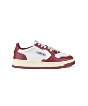 Sneakers bajas Autry en piel blanca y burdeos.Parche con logotipo en el exterior. Contrafuerte del talón en piel burdeos y logotipo en relieve.Lengüeta con parche del logotipo.Suela de caucho efecto amarilleado.  Cierre de cordones. Puntera redonda perforada.100% cuero.