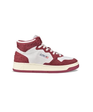 Sneakers altas Autry  Medalist Mid  de piel blanca.Inserciones de ante rojo con efecto pelo.Parche del logotipo en el exterior. Lengüeta con parche del logotipo.Suela de caucho efecto amarillento con logotipo en relieve.  Cierre con cordones. Puntera redonda perforada.