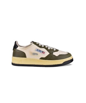 Zapatillas bajas Autry Super vintage de piel blanca/verde oliva.Inserciones de cuero verde oliva con efecto desgastado. Parche con logotipo en el exterior. Contrafuerte del talón de cuero negro agrietado con logotipo en relieve.Lengüeta con parche del logotipo.Suela de goma efecto vintage en contraste.  Cierre de cordones blanco. Puntera redonda perforada.100% piel.