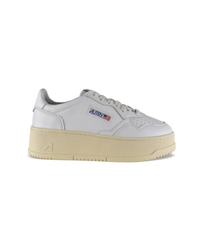 Sneakers bajas Autry de piel blanca.Parche con logotipo en el exterior. Talonera de piel y logotipo en relieve.Lengüeta con parche del logotipo.Suela de plataforma de caucho de 4 cm con efecto amarilleado.  Cierre con cordones. Puntera redonda perforada.100% cuero.