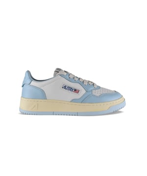 Sneakers bajas Autry de piel blanca y azul cielo.Parche del logotipo en el exterior. Contrafuerte de piel azul y logotipo en relieve.Lengüeta con parche del logotipo.Suela de caucho efecto amarillento. Cierre de cordones. Puntera redonda perforada.100% cuero.