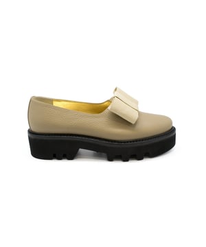 Zapatos de smoking Walter Steiger en charol beige con lazo delante.Suela de goma.Tacón 4 cm.Made in Italy.