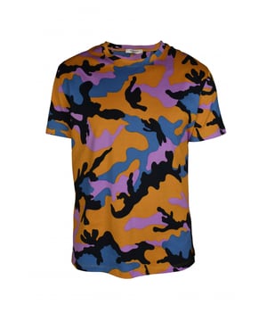 Orangefarbenes T-Shirt mit Camouflage-Effekt von Valentino.Camouflage in Schwarz, Blau und Rosa.Rundhalsausschnitt, kurze Ärmel, gerader Saum.100% Baumwolle.Made in Italy.