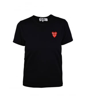 Comme des Garçons T-shirt van zwart katoen.Twee overlappende geborduurde patches met rood hartlogo op de borst.Ronde kraag.Korte mouwen.