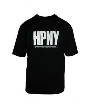 Heron Preston T-shirt van zwart katoen. HPNY  print in wit op de voorkant.Logopatch op de achterkant.Ronde halslijn.Korte mouwen.Rechte pasvorm.100% katoen.