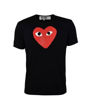Comme des Garçons T-shirt van zwart katoen.Groot emblematisch rood hart gedrukt in het midden.Ronde kraag.Korte mouwen.