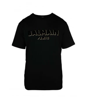 Camiseta negra oversize de Balmain.Logotipo texturizado en la parte delantera con detalles dorados.Mangas cortas. Cuello redondo.100% algodón.Made in Italy.