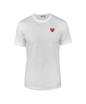 T-shirt van Comme des Garçons van wit katoen.Geborduurd logopatch met rood hart op de borst.Ronde kraag.Korte mouwen.
