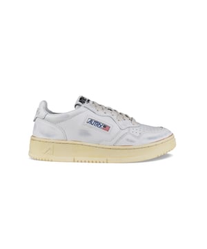 Sneakers bajas Autry super vintage en piel blanca.Efecto desgastado.Parche del logotipo en el exterior. Contrafuerte de cuero blanco con logotipo en relieve.Lengüeta con parche del logotipo.Suela de caucho con efecto vintage amarilleado.  Cierre con cordones.Puntera redonda perforada.100% cuero.