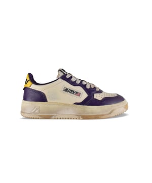 Sneakers bajas Autry Super vintage en piel blanca y morada.Parche con logotipo en el exterior. Contrafuerte de cuero amarillo con logotipo morado.Lengüeta con parche del logotipo.Suela de goma con efecto vintage.  Cierre con cordones. Puntera redonda perforada.Efecto desgastado.100% cuero.