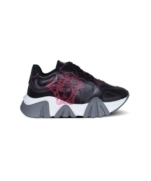 Sneakers Versace Squalo en piel negra y pespuntes fucsia.Estampado con motivo de Medusa fucsia en el exterior.Letras de Versace fucsia en la lengüeta.Suela de goma blanca y gris.Made in Italy.