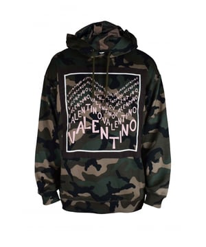 Sweater met capuchon Valentino.Kaki, beige en zwart camouflagepatroon.Witte logoprint op de voorkant.Kapneus met trekkoord.Geribbelde manchetten en zoom.92% katoen, 8% polyamide.Gemaakt in Italië.