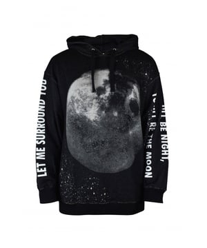 Sudadera negra de Valentino.Corte sobredimensionado. Impresión de la luna en la parte delantera.Escritura blanca en las mangas. Dobladillos acanalados.100% algodón.Made in Italy.