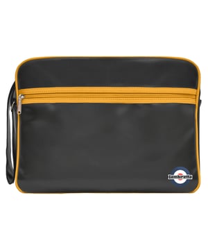 Materiaal: PU. Breedte: 40cm. Hoogte: 30cm. Zakken: Voorzak, Ritssluiting. Verstelbare schouderriem, contrasterende biezen, ritstrekkers. Bevestiging: Volledige ritssluiting. Ontwerp: Logo, afgedrukt. Compartimenten: Compartiment met rits.