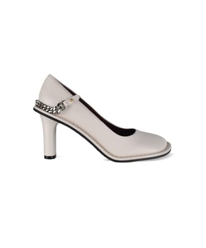 Zapatos de tacón Ryder en blanco roto de Stella McCartney.Fabricados en VEGEA, piel vegana.Icónica cadena Falabella de latón reciclado plateado.Puntera cerrada, redondeada y angulosa.Tacón grueso de 8,5 cm.Made in Italy.