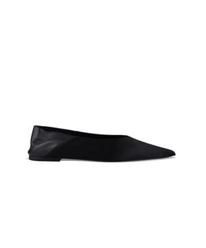 Nour 05 Saint Laurent mules en satén negro.Tacón flexible de napa negra.Puntera en punta.Suela de cuero.Altura del tacón 0,5 cm.Made in Italy.