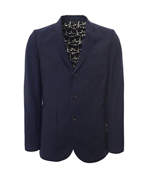 The Jacket in Navy is made from 100% viscose and features a buggy lining for extra breathability and comfort. This lightweight jacket is ideal for layering, offering both style and comfort for various occasions.