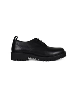 Derbies Valentino de cuero negro.Pespuntes brogue.Lengüeta en la parte trasera.Cierre delantero con cordones negros.Suela de cuero con inyección antideslizante.Puntera de almendra.Made in Italy.