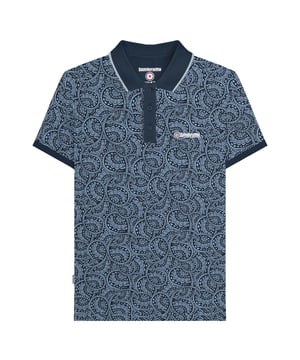 100% Baumwolle. Gewebe: Trikot. Design: Rundum bedruckt, Gesticktes Logo, Paisley-Muster, Tonal. Knopfverschluss, Zum Überziehen. Knopfleiste mit drei Knöpfen, Etikett mit Logo. Hinweis: Von Feuer fernhalten. Kurzärmlig, Mit kontrastfarbenen Streifen. Spitzkragen, Schaftrand zum Umklappen. S: 99 cm. M: 104 cm. L: 108 cm. XL: 112 cm. XXL: 115,57 cm. 3XL: 119,38 cm. 4XL: 123,19 cm.