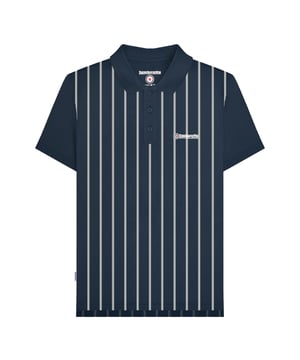 100% Baumwolle. Gewebetechnik: langlebig. Gewebe: Trikot. Design: Gesticktes Logo, Nadelstreifen. Knopfleiste mit drei Knöpfen, Gewebtes Etikett. Kurzärmlig. Schaftrand zum Umklappen. S: 100 cm. M: 108 cm. L: 116,84 cm. XL: 124,46 cm. XXL: 134,5 cm. 3XL: 142 cm. 4XL: 150 cm.