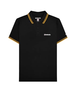 100% Baumwolle. Gewebetechnik: Atmungsaktiv. Gewebe: Piqué. Design: bestickt, Logo, Unifarben, Zielscheibe. Knopfleiste mit drei Knöpfen, Gewebtes Etikett. Hinweis: Von Feuer fernhalten. Doppelt bestickter Kragen, Schaftrand zum Umklappen. Kurzärmlig, Mit kontrastfarbenen Streifen. S: 99 cm. M: 104 cm. L: 108 cm. XL: 112 cm. XXL: 115,57 cm. 3XL: 119,38 cm. 4XL: 123,19 cm.