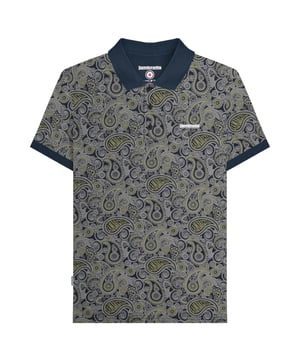 100% Baumwolle. Gewebe: Trikot. Design: Gesticktes Logo, Paisley-Muster. Knopfleiste mit drei Knöpfen, Gewebtes Etikett. Bündchen: gerippt. Kurzärmlig. Schaftrand zum Umklappen. S: 99 cm. M: 104 cm. L: 108 cm. XL: 112 cm. XXL: 116,84 cm. 3XL: 121,92 cm. 4XL: 127 cm.