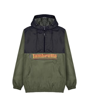 Ontwerp: Contrast, Logo. Stoftechnologie: Lichtgewicht, douchebestendig. Manchet: Elastiek. Halslijn: Kapitein. Mouwtype: Met lange mouwen. Eigenschappen capuchon: Koord, Opgenaaid. Zakken: 1 kangoeroezak, ritssluiting. Bevestiging: halve rits. Zoom: Elastisch. Opgelet: Verwijderd houden van vuur. S: 38 in. M: 40 in. L: 42 in. XL: 44 in. XXL: 46 in. 3XL: 48 in.