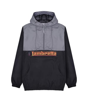 Ontwerp: Contrast, Logo. Stoftechnologie: Lichtgewicht, douchebestendig. Manchet: Elastiek. Halslijn: Kapitein. Mouwtype: Met lange mouwen. Eigenschappen capuchon: Koord, Opgenaaid. Zakken: 1 kangoeroezak, ritssluiting. Bevestiging: halve rits. Zoom: Elastisch. Opgelet: Verwijderd houden van vuur. S: 38 in. M: 40 in. L: 42 in. XL: 44 in. XXL: 46 in. 3XL: 48 in.