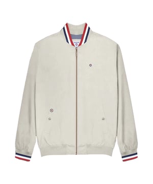 65% Polyester, 35% Katoen. Ontwerp: Geborduurd logo, effen, rubberen badge, doel, puntdetail. Mouwtype: Met lange mouwen. Manchet: Geribd, Getipt. Halslijn: Staande Kraag. Zakken: Binnenzak, 2 zijzakken, knoopsluiting. Bevestiging: Volledige ritssluiting. Hem: Ribben. Opgelet: Verwijderd houden van vuur. S: 44 in. XL: 51,5 in. XXL: 54 in. 3XL: 56 in. 4XL: 59 in.