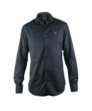 Zwart katoenen overhemd van Philipp Plein.Overal kleine rode peperprints.Zwart leren patch op de borst met zilveren metalen schedel.Parelmoeren knopen.Gemaakt in Italië.