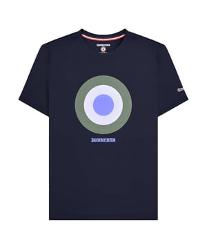100% Baumwolle. Design: bestickt, Logo, Zielscheibe. Gewebtes Etikett. Hinweis: Von Feuer fernhalten. Rundhalsausschnitt. Kurzärmlig. M: 102 cm. L: 107 cm. XXL: 116,84 cm. 3XL: 121,92 cm. 4XL: 127 cm.