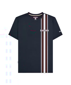 100% Katoen. Ontwerp: Logo, gestreept. Hals: Crew Neck. Mouwtype: Korte mouwen. Geweven etiket. Opgelet: Verwijderd houden van vuur. S: 38 in. M: 40 in. L: 42 in. XL: 44 in. XXL: 46 in. 3XL: 48 in. 4XL: 50 in.