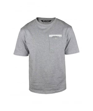 Graues T-Shirt aus Baumwolle von Palm Angels.Vordertasche auf der Brust mit einem Knopf.Weißer Einsatz mit schwarzem Logodruck auf der Tasche.Kurze Ärmel.Rundhalsausschnitt.Made in Italy.