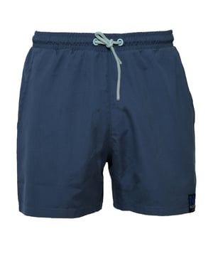 Tasche hinten  Die Nassau Beach Badehose bietet Stil und Funktionalität. Mit zwei seitlichen Eingrifftaschen und einer praktischen Gesäßtasche mit Reißverschluss ist sie ideal für Strand und Pool. Der elastische Bund  sorgt für eine perfekte Passform, während das schnelltrocknende Material hohen Tragekomfort garantiert. Perfekt für alle, die Wert auf Komfort legen.