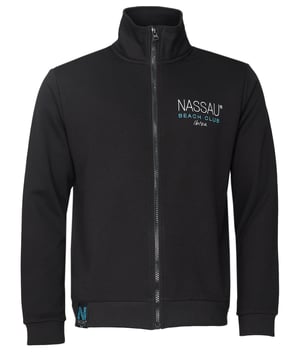 Die Nassau Beach Sweatjacke  bietet Komfort und Stil in einem. Mit dem NB Logo auf der Brust und Pailetten auf dem Rücken ist sie ein echter Hingucker. Mit zwei seitlichen Eingriffstaschen, einem Kragen und der durchgehende Reißverschluss wird für eine bequeme Passform und Flexibilität gesorgt. Perfekt für kühle Tage und lässige Freizeitlooks – ideal für alle, die Wert auf Qualität und Design legen.