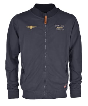 Leichte Top Gun Jacke für die Übergangszeit mit Top Gun Schriftzug auf der Brust. Das Highlight ist der Top Gun Tigerkopf als Print auf der Rückseite der Jacke. Zwei komfortable Seitentaschen mit Zipper sowie zwei Schulterklappen machen diese Jacke zu einem absoluten Muss. Der Strickbund an den Ärmleabschlüssen und dem Saum sorgen für eine ideale Passform.