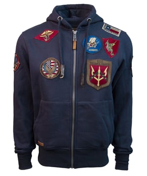 Der einzigartige Top Gun Stil spiegelt sich in dieser hippen Jacke wieder. Sie ist weich gefüttert und besitzt die typische Patches auf der Jacke - sie lässt sich an Lässigkeit kaum überbieten. Der elastische Strick am Ärmelabschluss, Bund und am Kragen sorgt für eine ideale Passform. Zwei seitliche Taschen zum Einschieben bieten genügend Stauraum. Diese Jacke ist der absoluter Hingucker für die etwas kältere Jahreszeit. Mit geraden Reißverschluss und einer Kapuze mit Kordelzug.